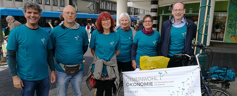 Mitglieder der Regionalgruppe bei einer Aktion in der Innenstadt von Kassel | Bild privat