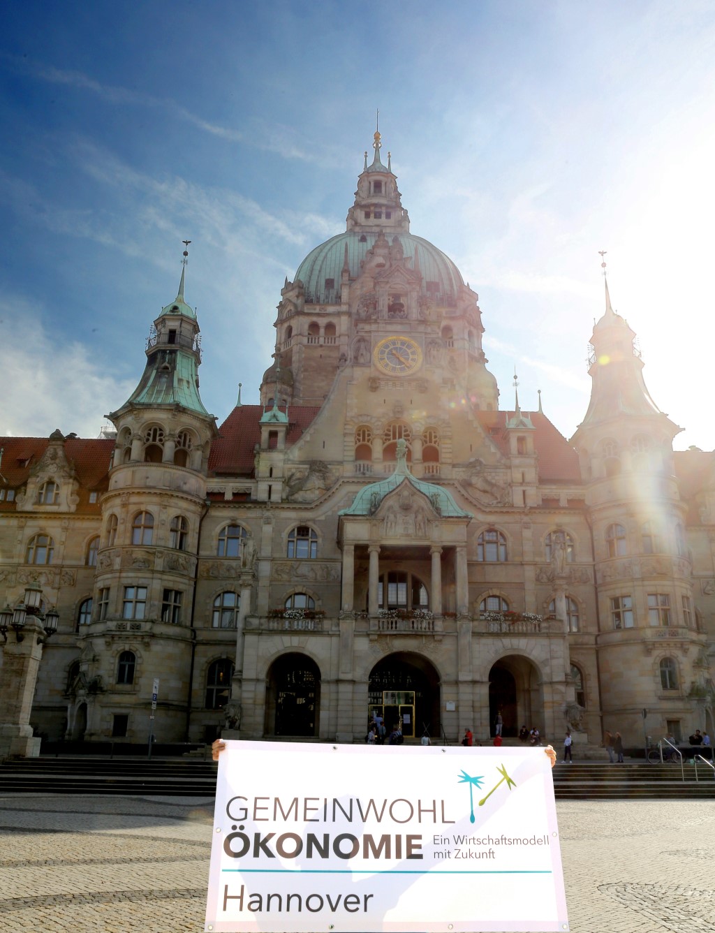 Hannovers Neues Rathaus mit dem Gemeinwohl-Ökonomie-Banner unserer Regionalgruppe im Vordergrund
