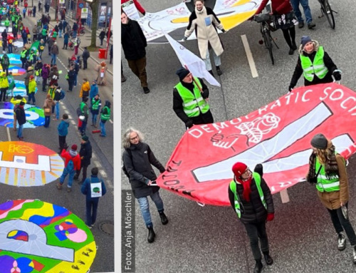 Sprung ins neue Jahr: Fallschirmaktion #Peopleoverprofit in Hamburg