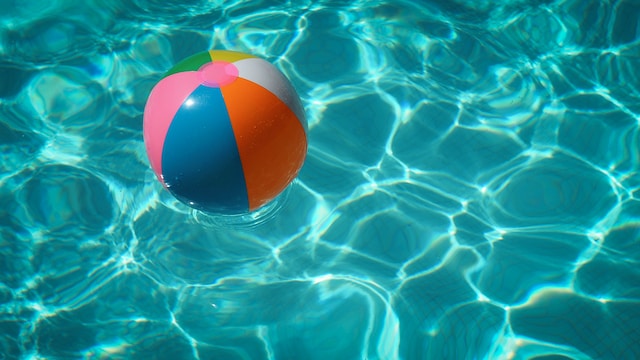 Wasserball schwimmt auf Wasser